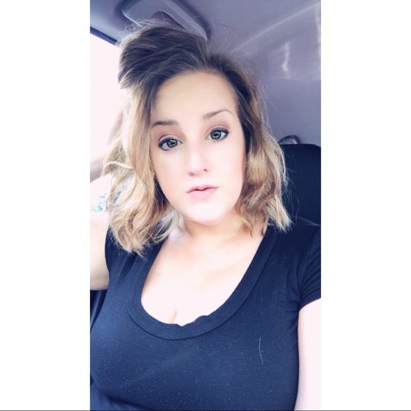 Samantha Brubaker - Poshmark Profile Picture of Samantha Brubaker (@slbrubaker24) on Poshmark
