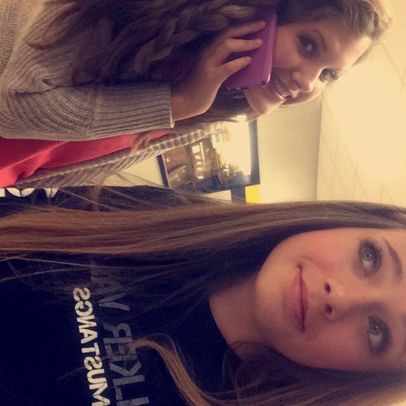 Profile Picture of Alice Woolson (@alice_woolson) on Poshmark