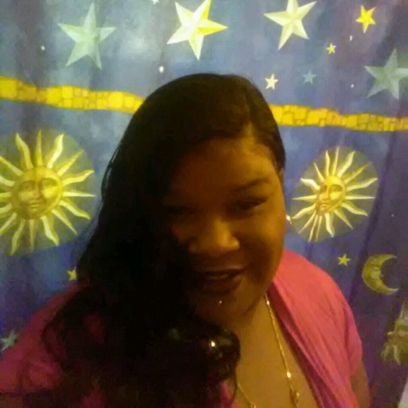 Profile Picture of Erica Baisten (@essencewest9) on Poshmark