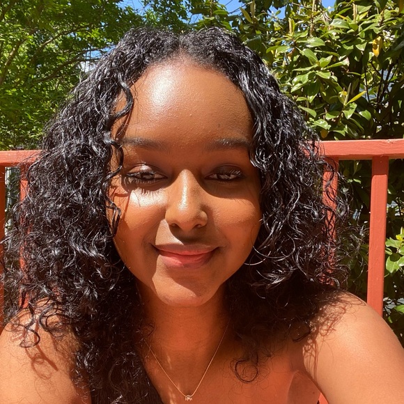 Profile Picture of Kali Gezu (@kgezubiz) on Poshmark