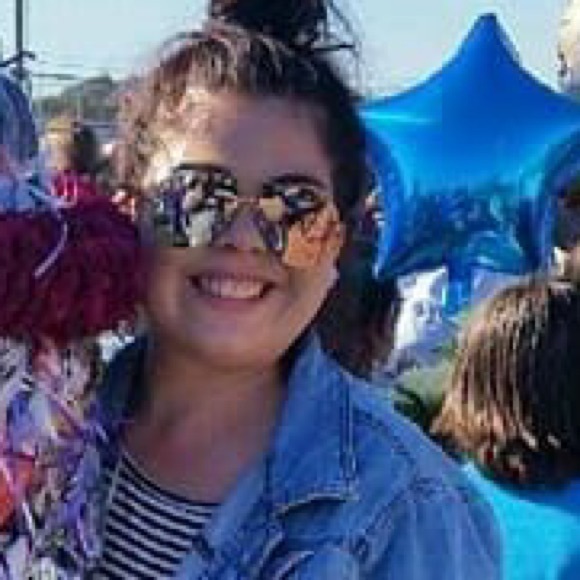 Profile Picture of Amamda Riewer (@mandypand1994) on Poshmark