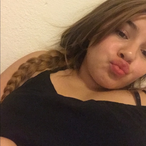 Profile Picture of Adrianna Soliz (@adriaannaa0911) on Poshmark