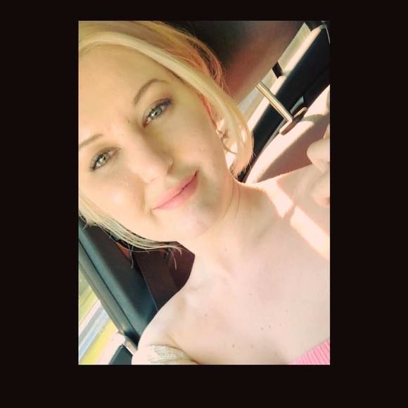 Profile Picture of Julia Silverman (@huliajulia) on Poshmark
