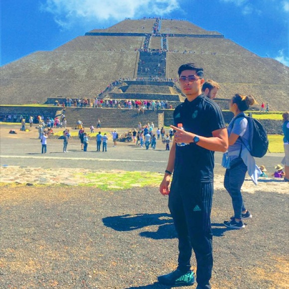 Profile Picture of Carlos Zetina (@sneakersell101) on Poshmark