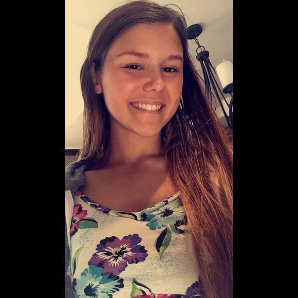 Profile Picture of Cassidy Fenner (@cassidylynn09) on Poshmark