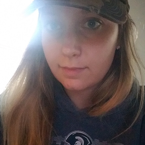 Profile Picture of Amber Schmenk (@amber_schmenk) on Poshmark