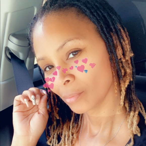 Profile Picture of Nichole Horton (@divanicky01) on Poshmark