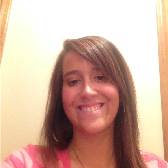 Profile Picture of Danielle Elston (@delston12) on Poshmark