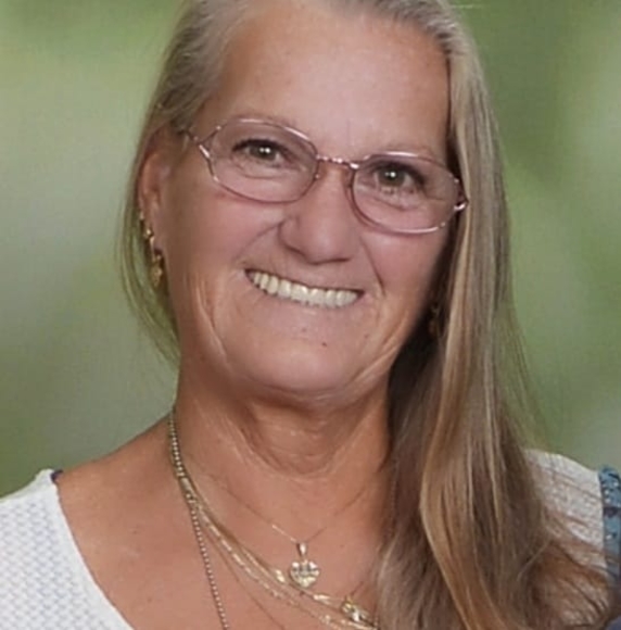 Profile Picture of Dee Farman (@dee_farman) on Poshmark