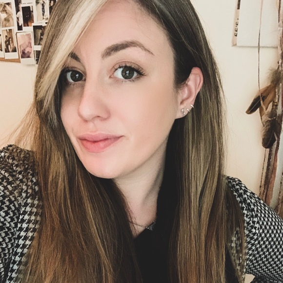 Profile Picture of Carly Grant (@cgrant2222) on Poshmark