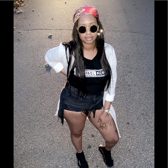 Profile Picture of Cley Tavares (@cleycley) on Poshmark