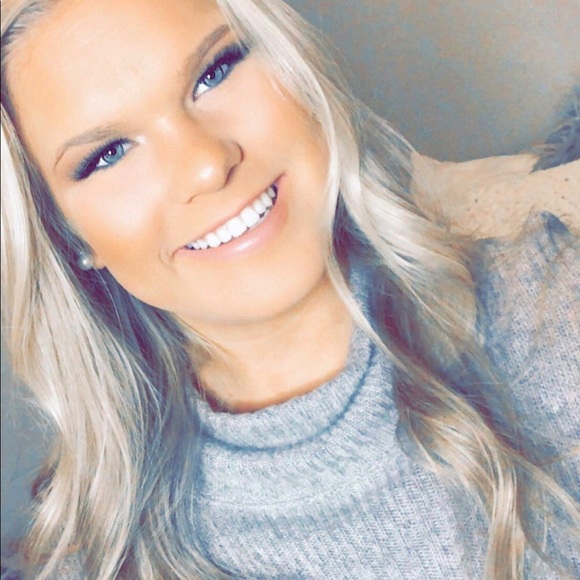 Profile Picture of Chessie Vekas (@chessievekas) on Poshmark