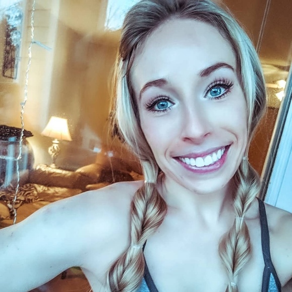 Profile Picture of Alexandra Samson (@alexsamson) on Poshmark