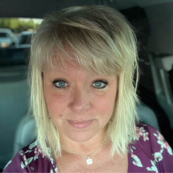 Profile Picture of Dawn Armstrong (@mariesr71) on Poshmark