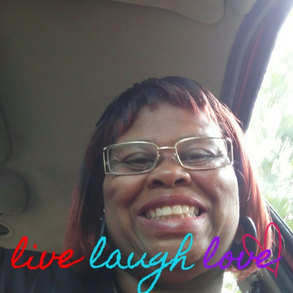 Profile Picture of Wanda Thompson (@wanda062171) on Poshmark