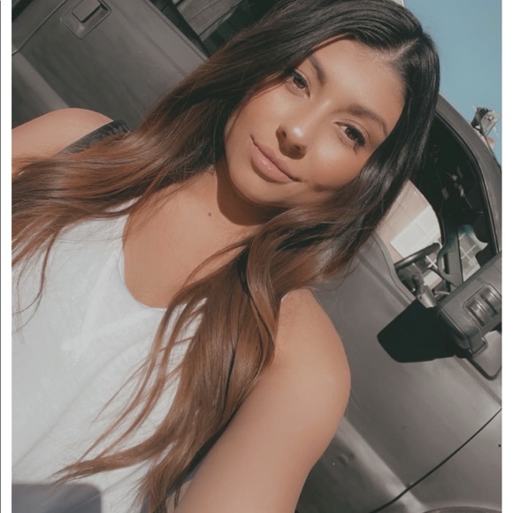 Profile Picture of Ashley Nivens (@ashnivens2321) on Poshmark