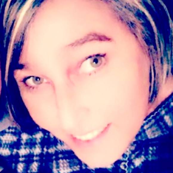 Profile Picture of Stephanie Diego (@stephaniemovesu) on Poshmark