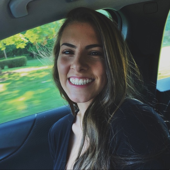 Profile Picture of Haley Erwin (@haleynerwin) on Poshmark