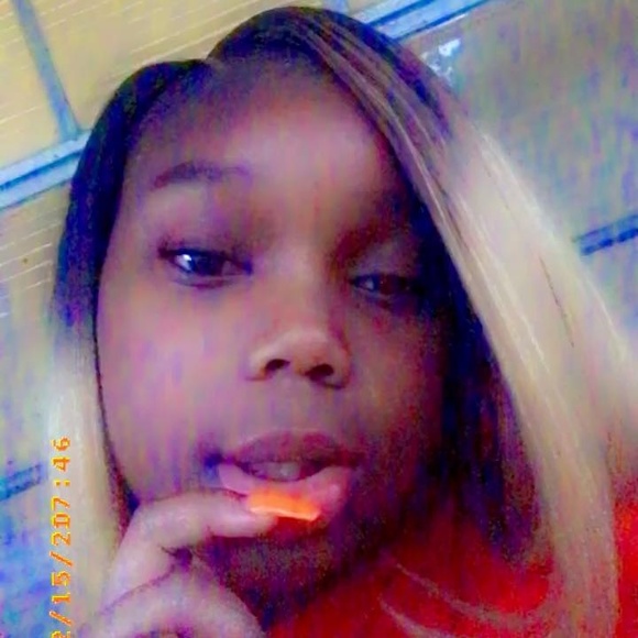 Profile Picture of Baequittia Baequittia (@baequittiab) on Poshmark