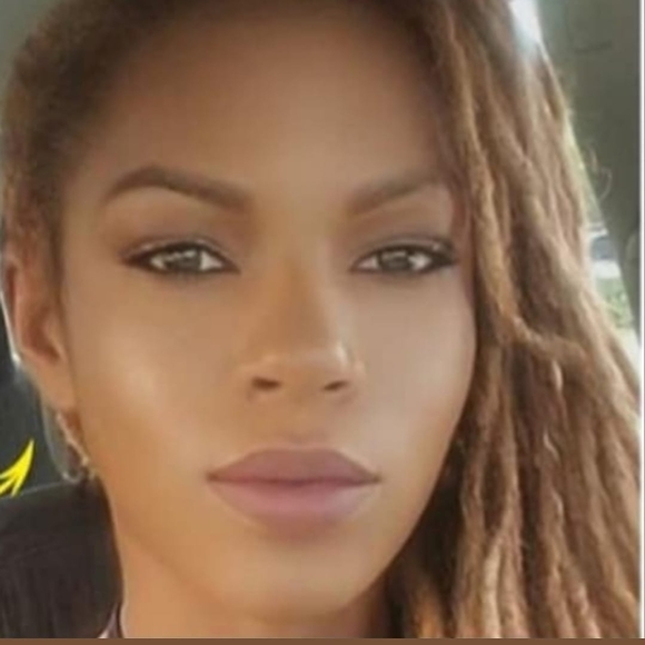 Profile Picture of Christina Clement (@measiam) on Poshmark
