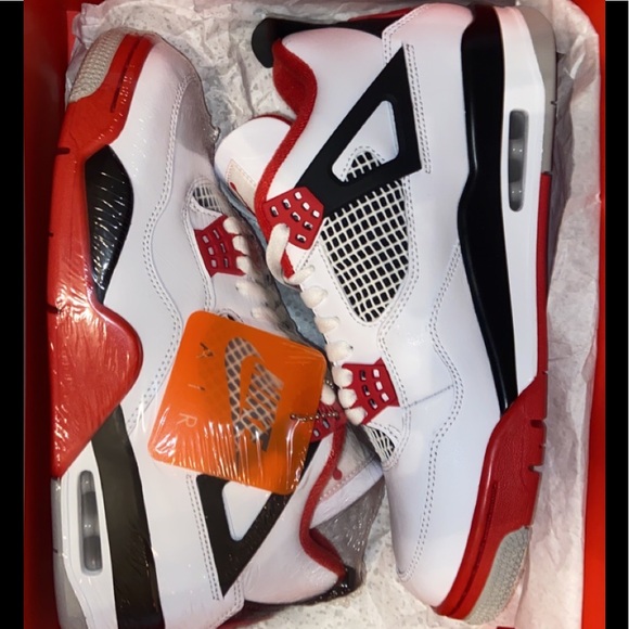 Profile Picture of Alex Bacon (@ahizzle747) on Poshmark