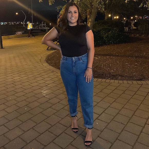 Profile Picture of Brianna Thakore (@briannathakore) on Poshmark