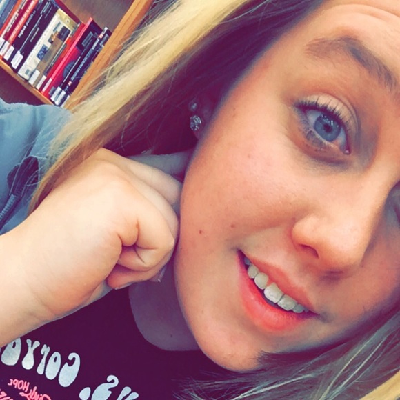 Profile Picture of Jenna Steiner (@jennabreann2016) on Poshmark