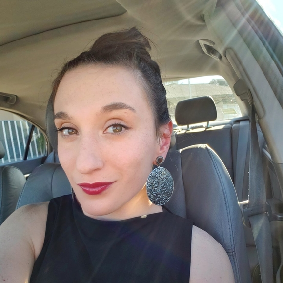 Rosemary Rosvanis - Poshmark Profile Picture of Rosemary Rosvanis (@rrosvanis) on Poshmark