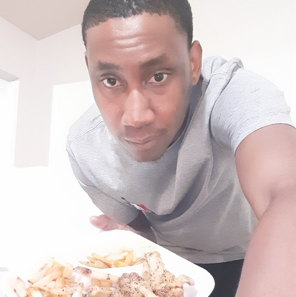 Profile Picture of Robert Crumbley (@robertcrumbley) on Poshmark