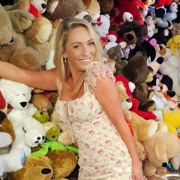 Profile Picture of Shelby Longhofer (@slonghofer) on Poshmark