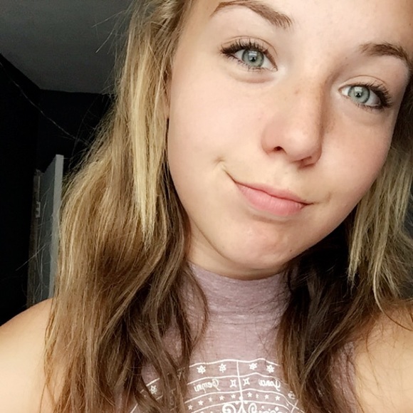 Profile Picture of Madison Stegbauer (@mk_stegbauer) on Poshmark