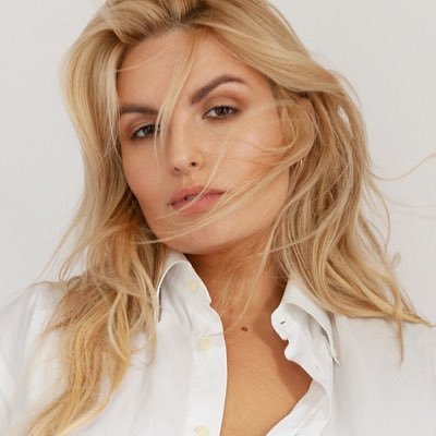 Profile Picture of Louise O'Reilly (@StyleMeCurvy) on Twitter