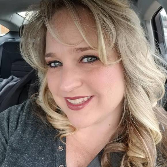 Profile Picture of Jen Calufetti (@jcalufetti) on Poshmark