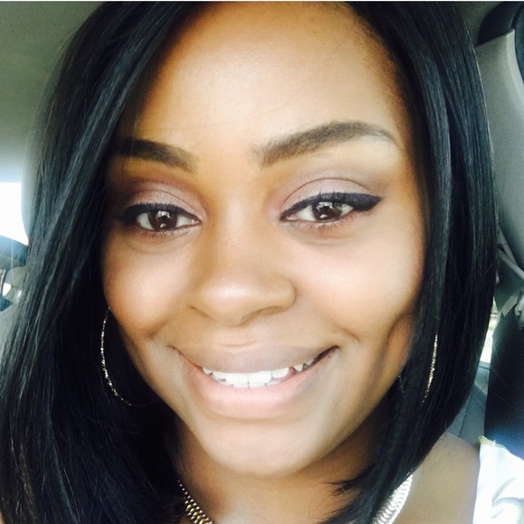 Profile Picture of Vee Gordon (@veegordon24) on Poshmark