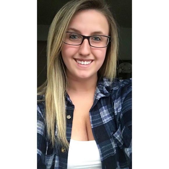 Profile Picture of Emily Laymance (@emlaym14) on Poshmark