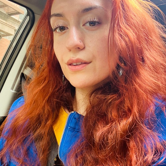 Profile Picture of Elizabeth Turetsky (@lizaturetsky) on Poshmark