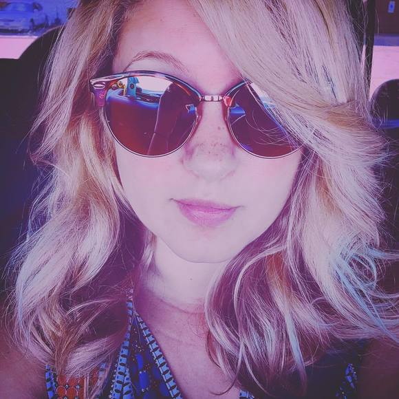 Alyssa Blessent - Poshmark Profile Picture of Alyssa Blessent (@lys) on Poshmark