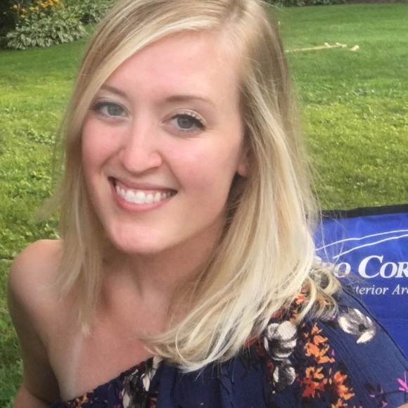 Profile Picture of Amber Elert (@amberelert) on Poshmark