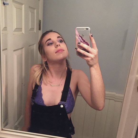 Profile Picture of Savannah Blake (@savannahnblake) on Poshmark