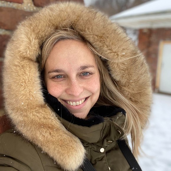 Profile Picture of Alison Busching (@alisonlb) on Poshmark