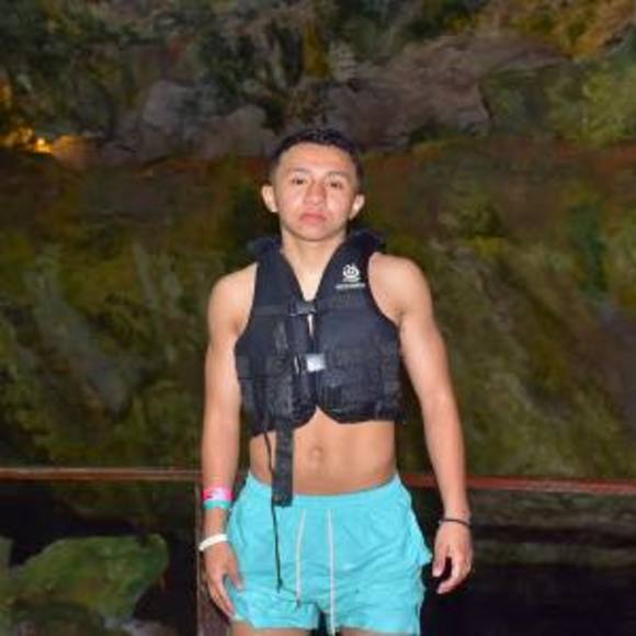 Profile Picture of Cesar Correa (@cesar257085) on Poshmark