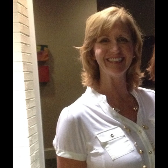 Profile Picture of Debi Krukowski (@debikru) on Poshmark