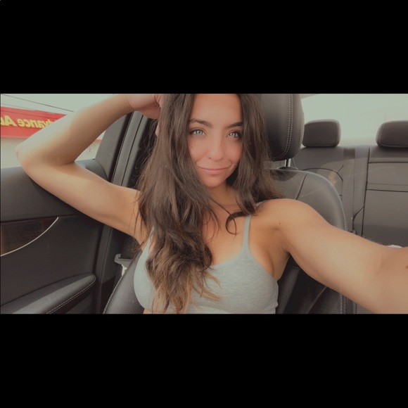 Profile Picture of Jaclyn Bonlarron (@littlebear795) on Poshmark