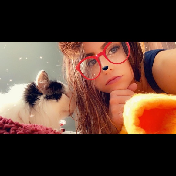 Profile Picture of Alicia Trivigno (@a_trivigno) on Poshmark