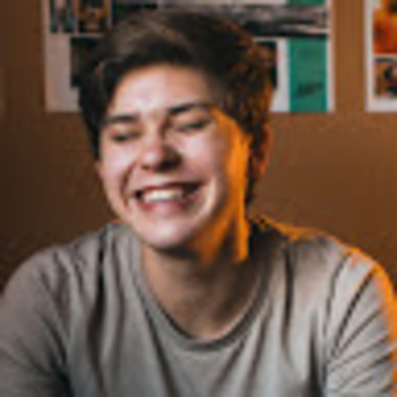 Profile Picture of Ash Thye (@ashthye) on Poshmark