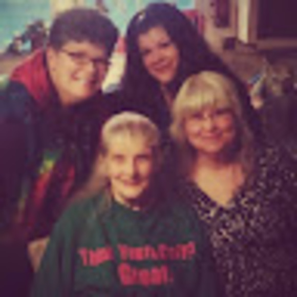 Profile Picture of Pearley Hahn (@pearleyhahn) on Poshmark