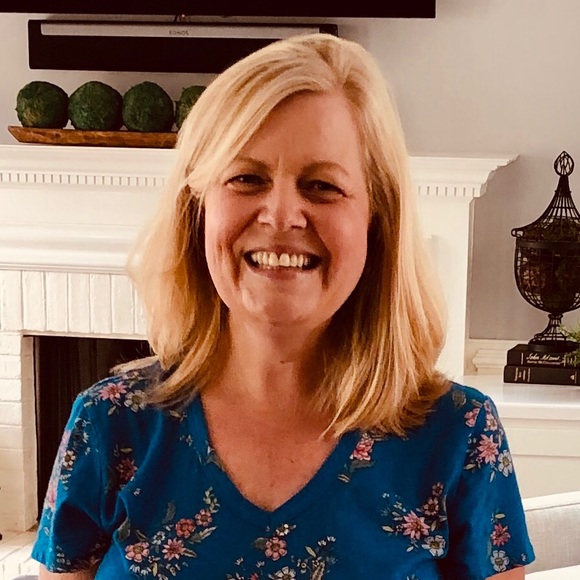 Profile Picture of Laura Ciucci (@laurasattic) on Poshmark