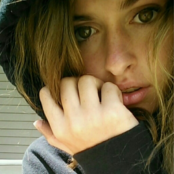 Profile Picture of Sarah Feldpausch (@sarahfeldpausch) on Poshmark