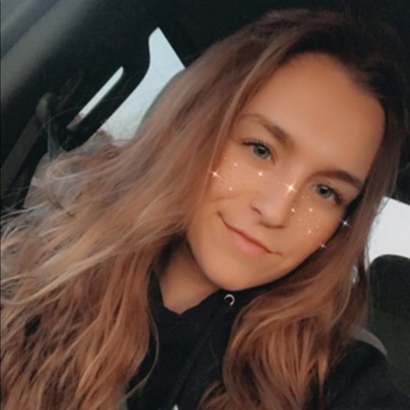 Profile Picture of Grace Wurdemann (@gracewurd) on Poshmark