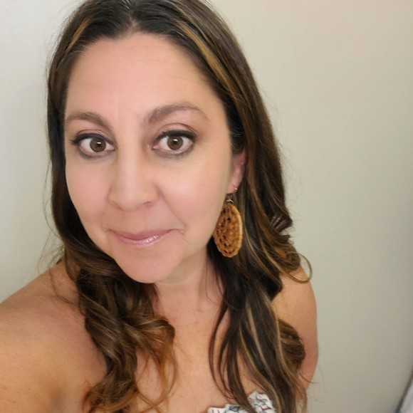 Profile Picture of Clutterfreebystephanie Offill (@joymatters) on Poshmark